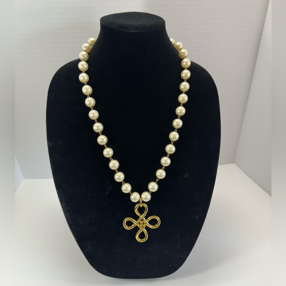 100% Authentic CHANEL Vintage Pearl Necklace
